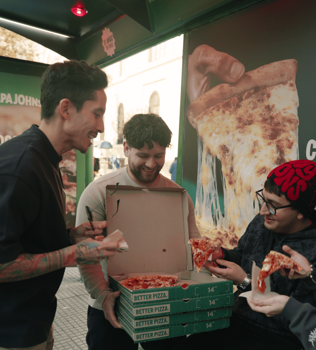La última locura de Nico Mad y Rodi Garrido: reparten pizzas en un paradero con forma de “horno”
