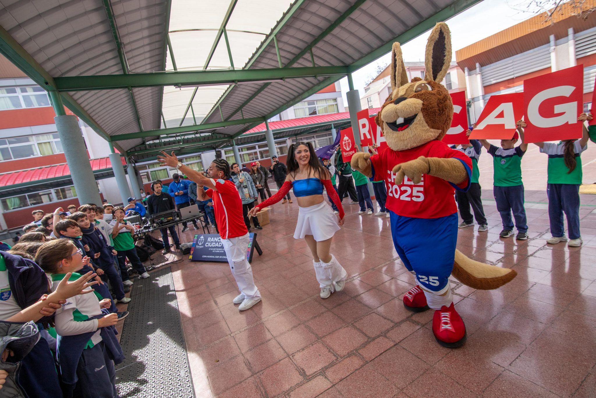 Vito recorrió colegios de Rancagua y encendió la fiebre del Mundial Sub-20