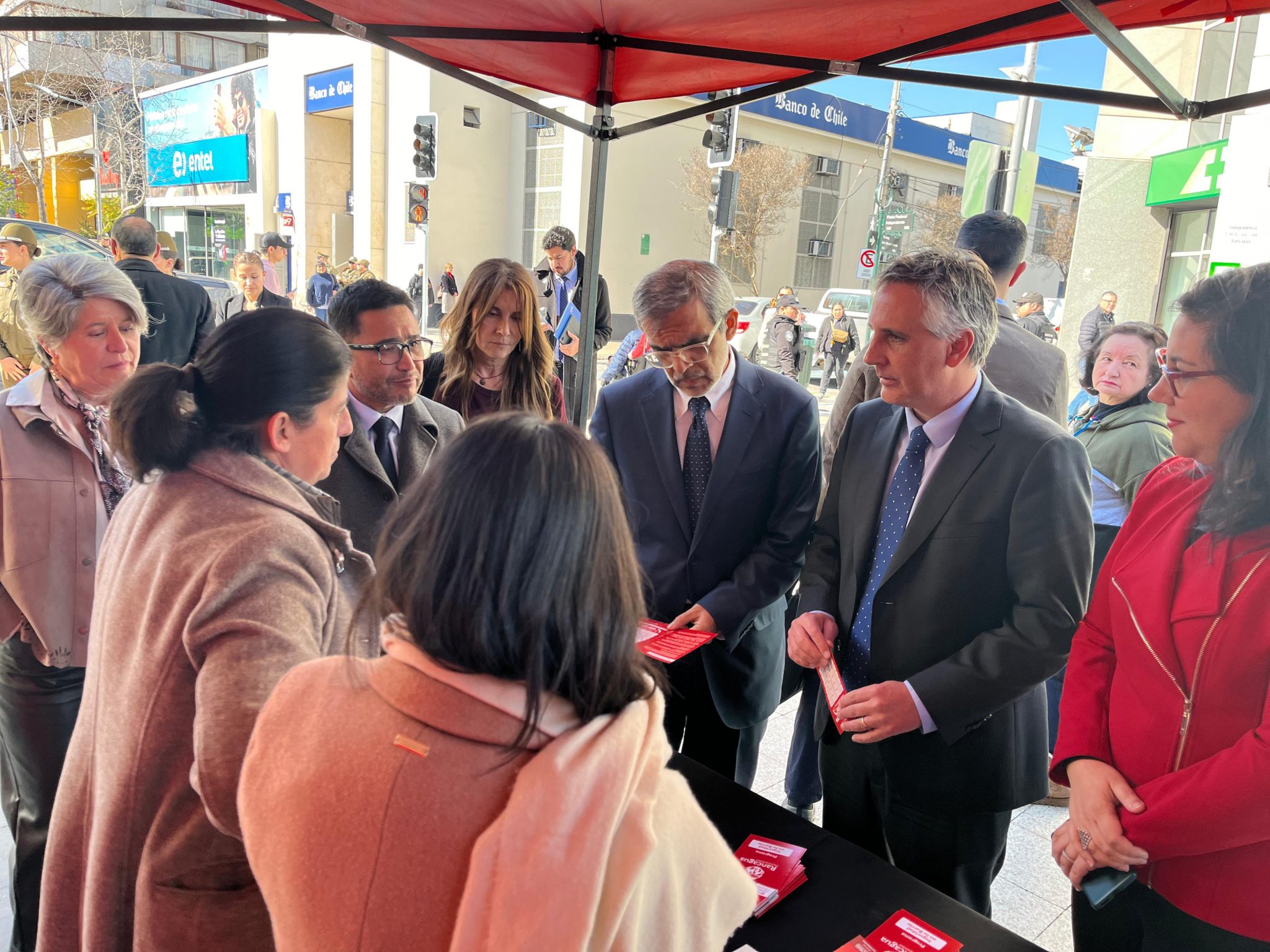 Ministro de Seguridad Pública recorre el centro de Rancagua y visita punto informativo junto al alcalde Raimundo Agliati
