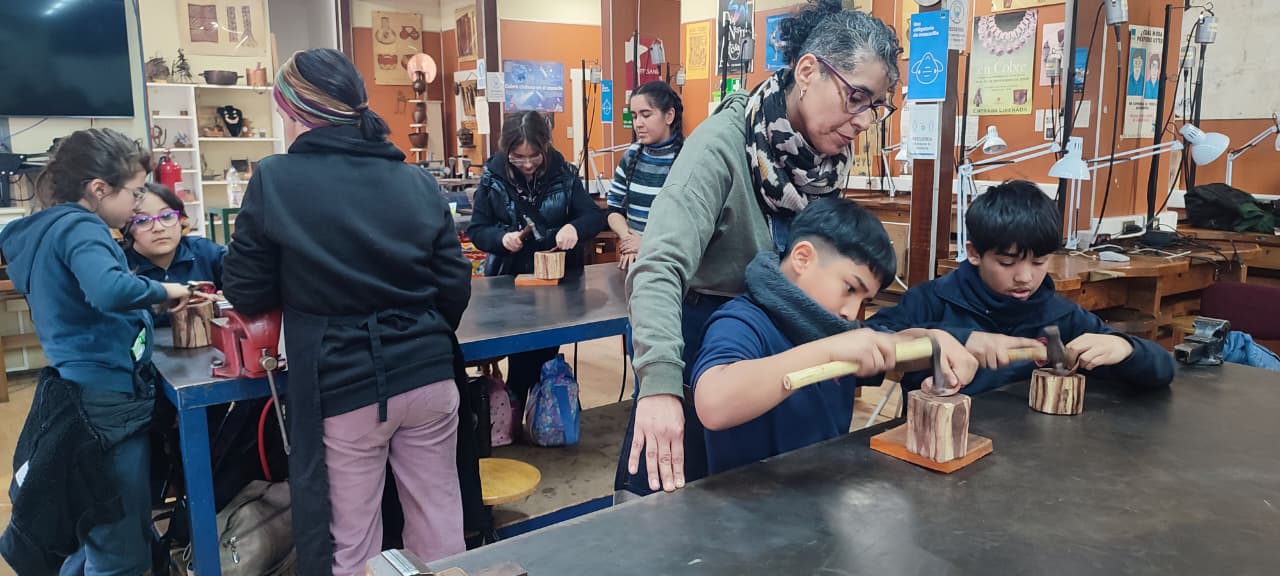 Historia y tradición: estudiantes del Colegio Gabriela Mistral vivieron la experiencia de la orfebrería en Coya