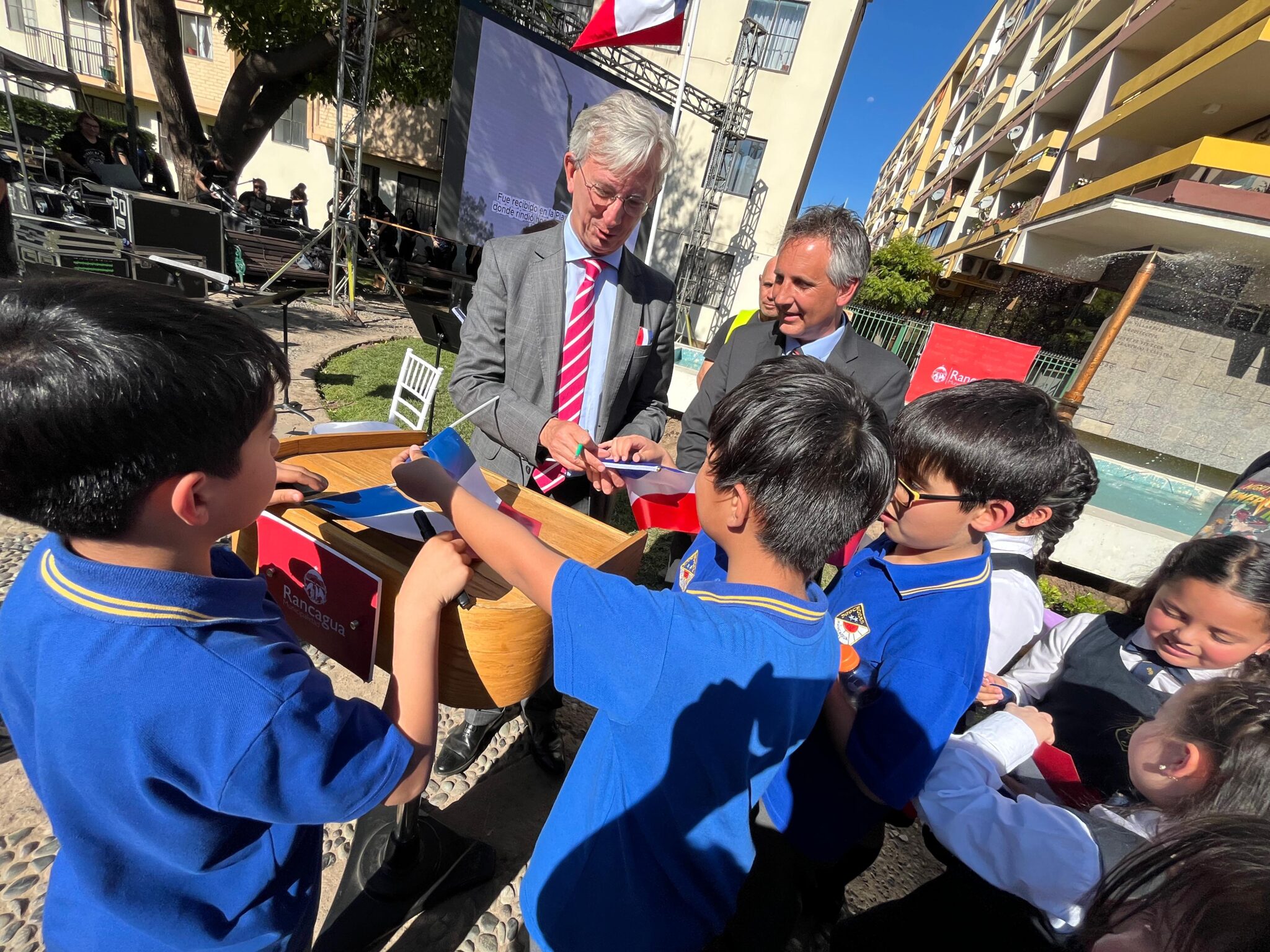 Rancagua reinaugura la Plazoleta Charles de Gaulle en emotiva ceremonia de hermandad con Francia