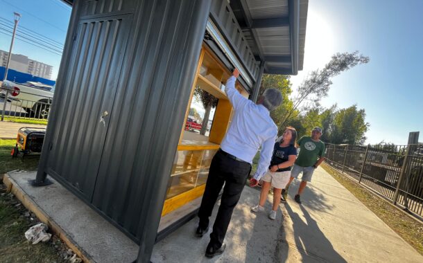 Municipio avanza en el ordenamiento del acceso al Hospital Regional con instalación de kioscos y trabajo conjunto con comerciantes