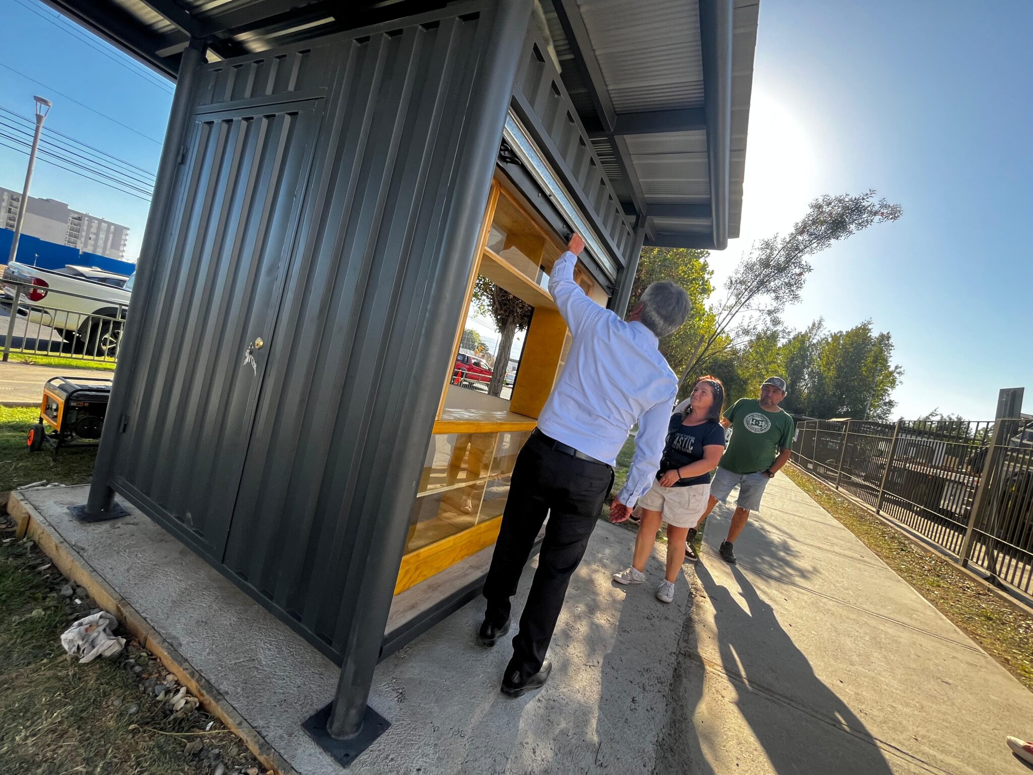 Municipio avanza en el ordenamiento del acceso al Hospital Regional con instalación de kioscos y trabajo conjunto con comerciantes