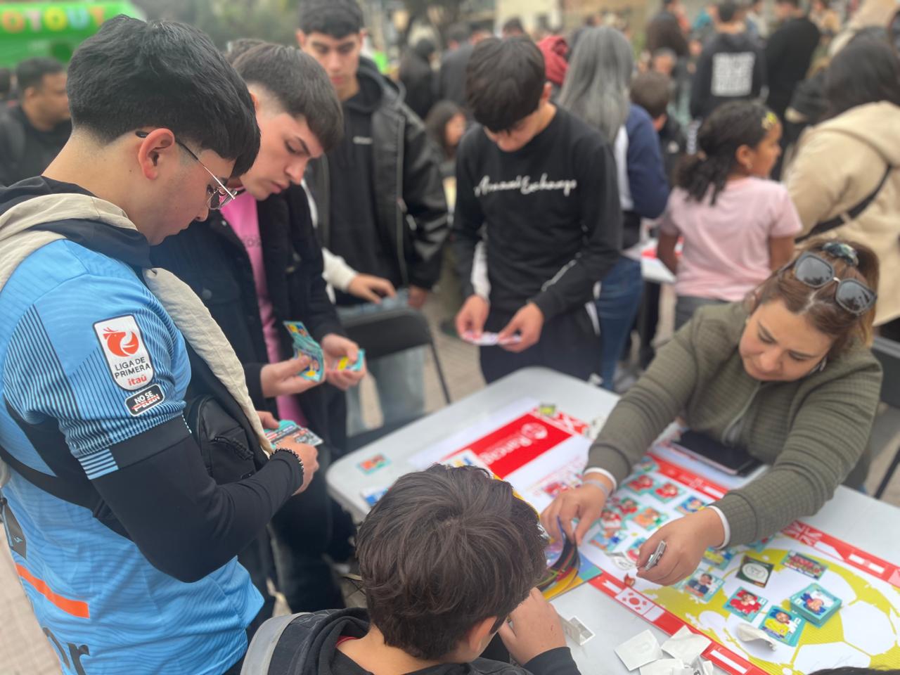 Miles de familias llenaron el corazón de Rancagua en exitosa Cambiatón de Láminas del Mundial 2026