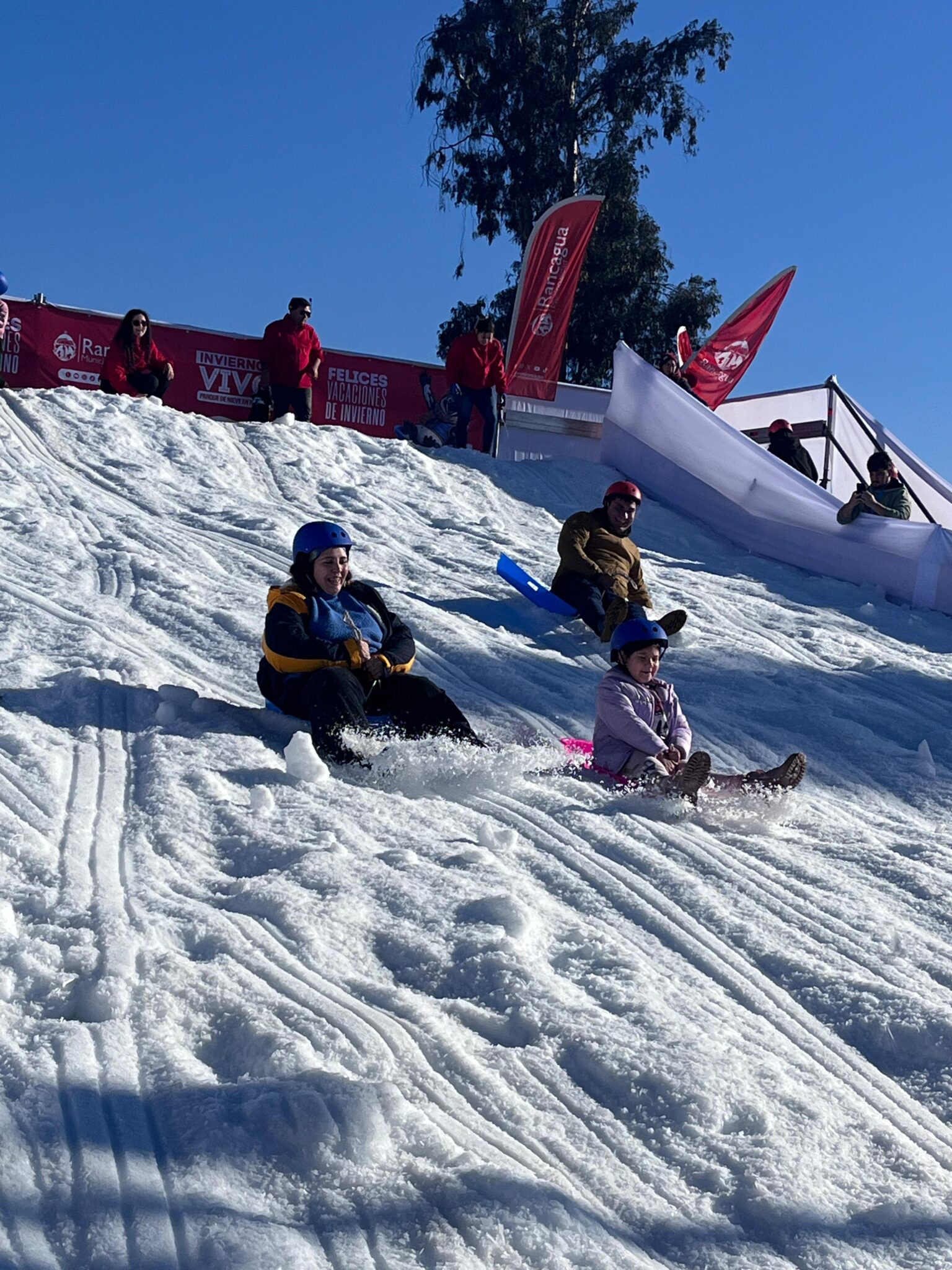 Cientos de familias dieron vida al exitoso inicio del Parque de Nieve en Rancagua