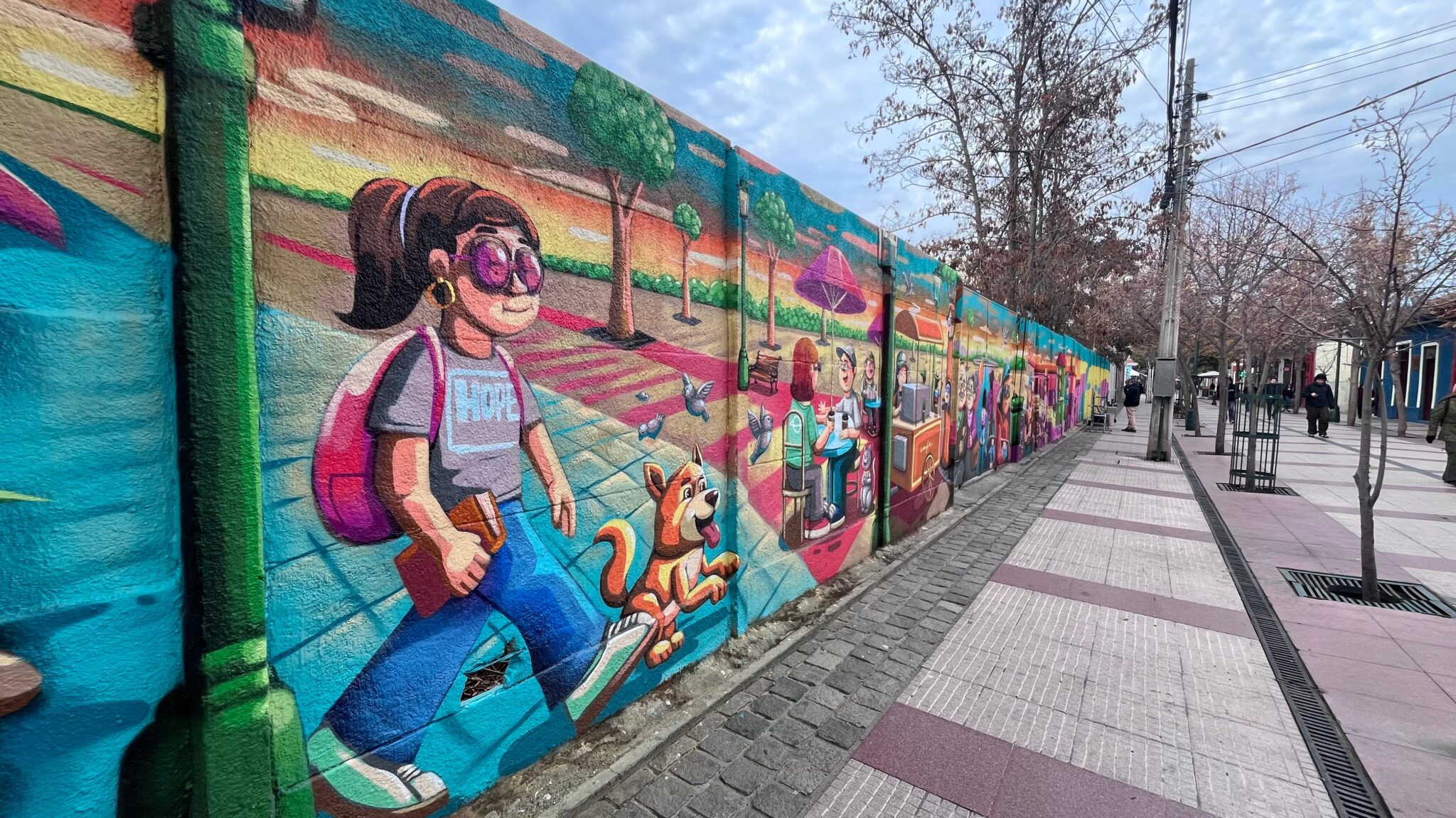 Rancagua: Muralista DREMS realiza intervención artística en Paseo Estado