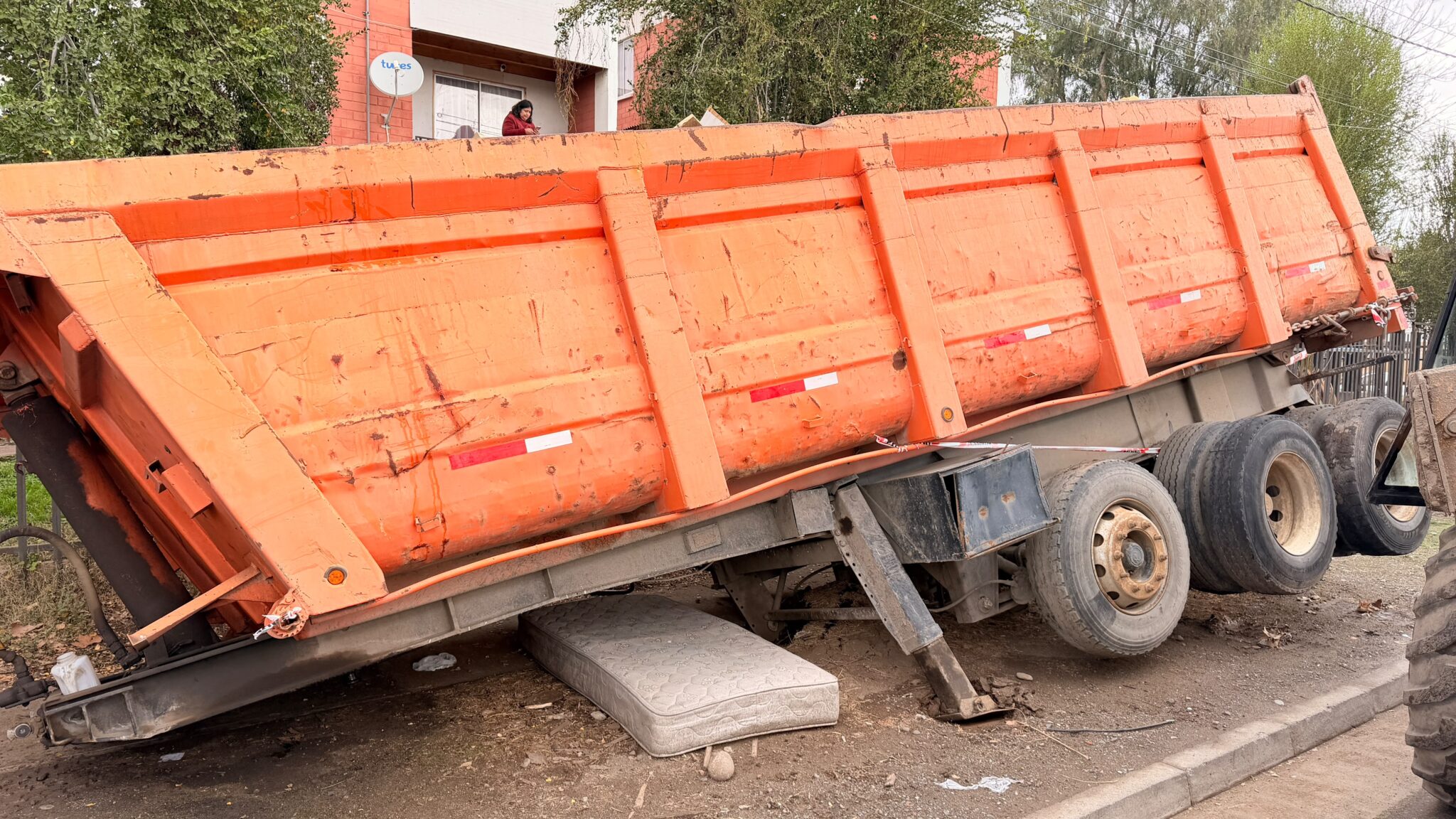 Denuncia vecinal permitió retirar una tolva abandonada y recuperar un nuevo espacio público en Rancagua
