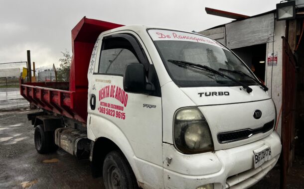 Empresa de áridos es sorprendida botando escombros en un espacio público de Rancagua