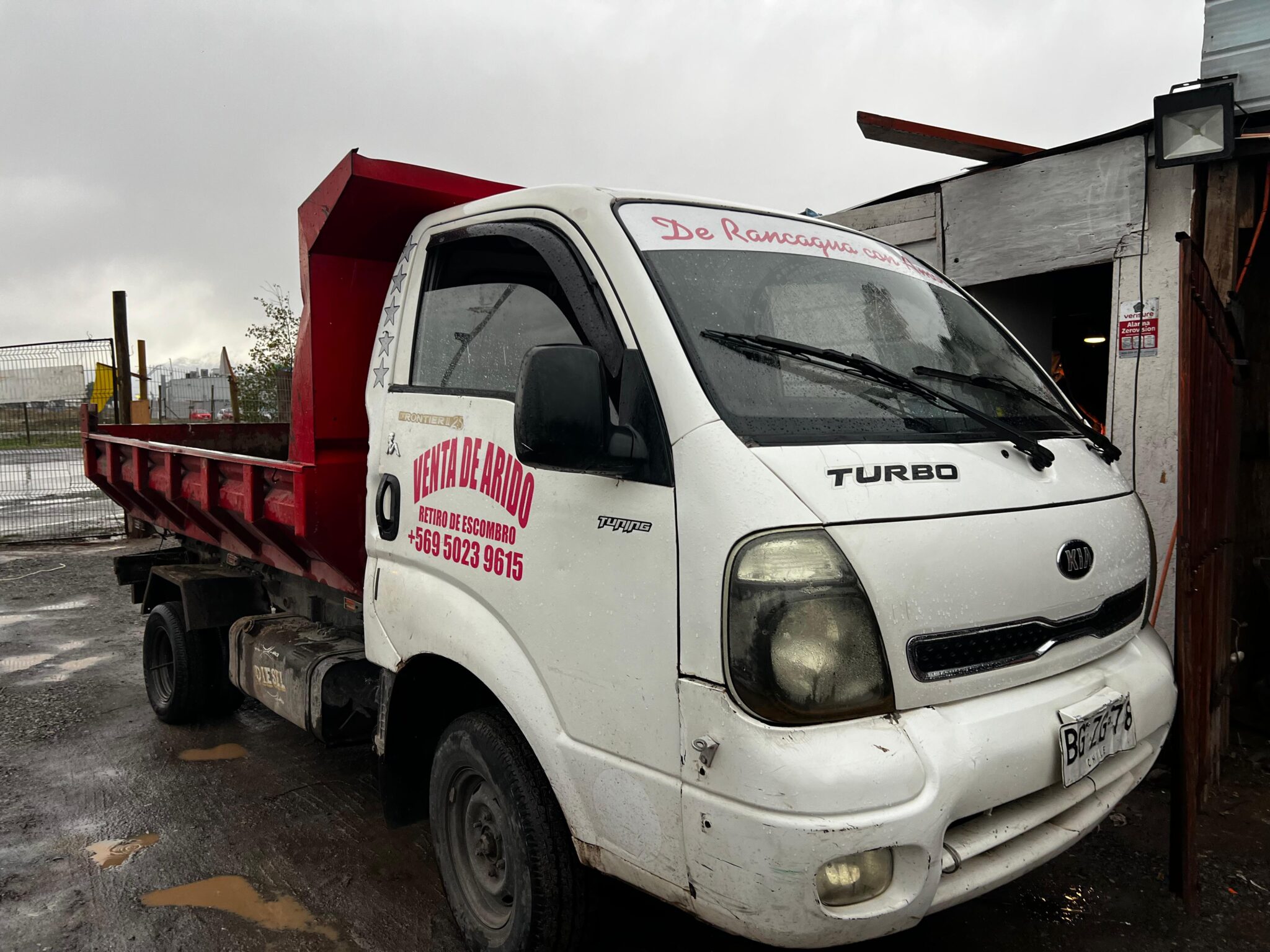Empresa de áridos es sorprendida botando escombros en un espacio público de Rancagua