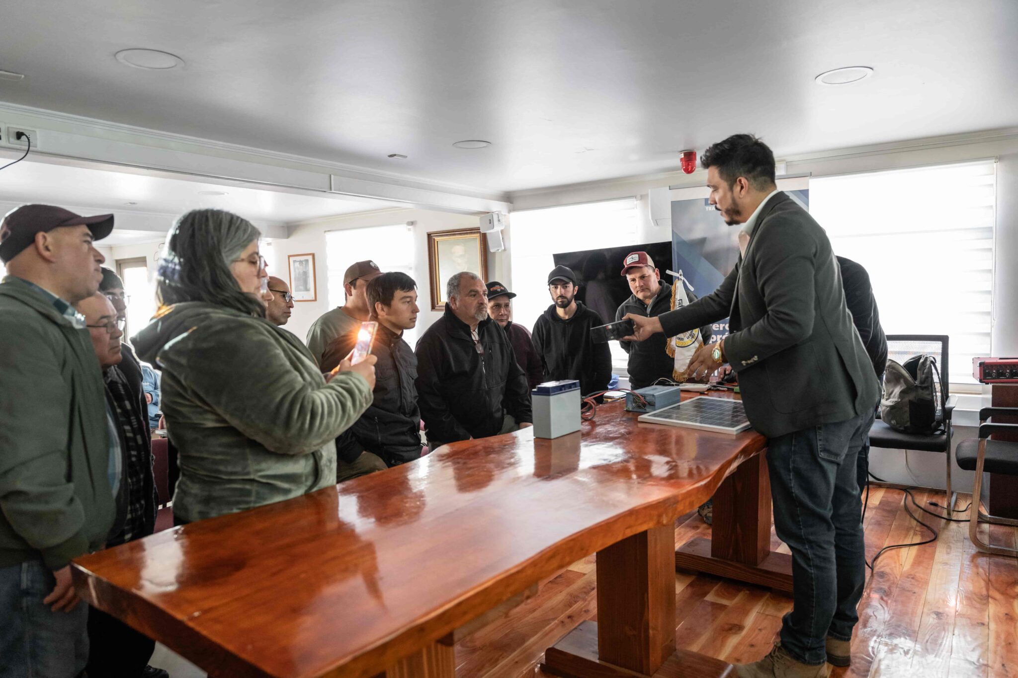 Profesionales de División El Teniente capacitan a vecinos de Doñihue en electricidad domiciliaria