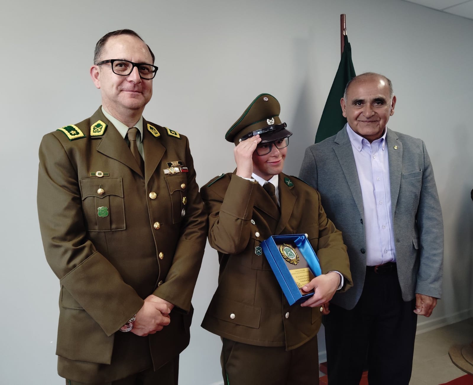 Carabineros de O’Higgins distingue como Carabinero Honorario a joven que cumplió su sueño de ser parte de la Institución
