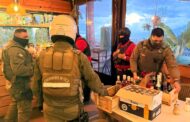 Operativo nocturno impulsado por Municipio terminó con un detenido por orden vigente y decomiso de alcohol comercializado sin patente
