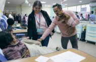 Papi Roy visita a pacientes oncológicos del HFRZ