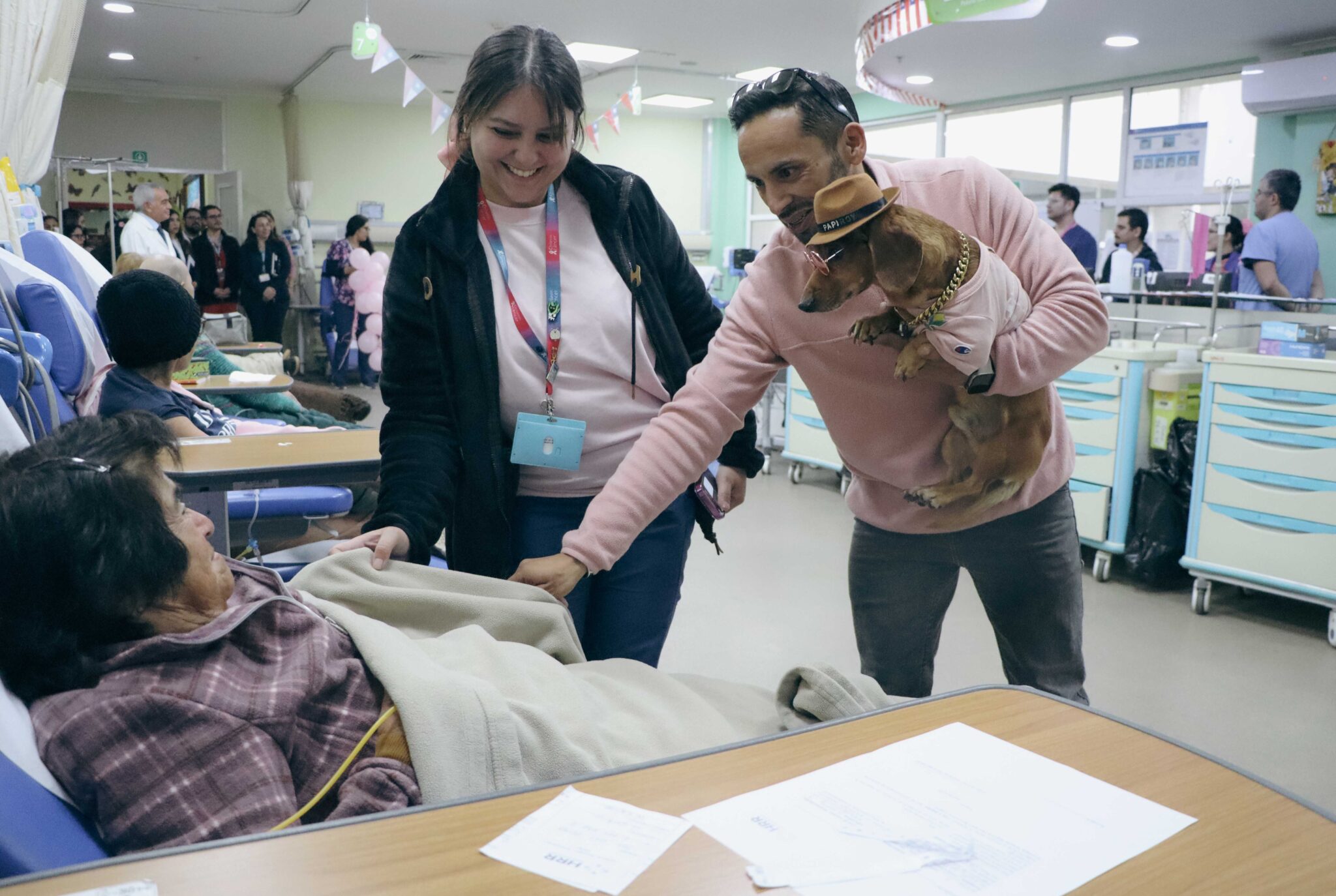Papi Roy visita a pacientes oncológicos del HFRZ