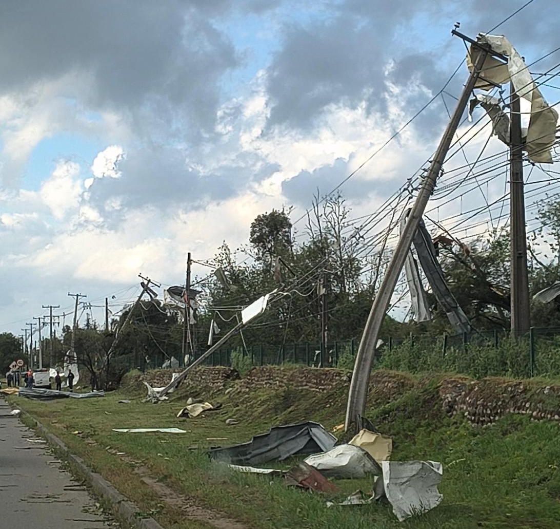 Requínoa: Tornado deja a más 8 mil clientes sin energía